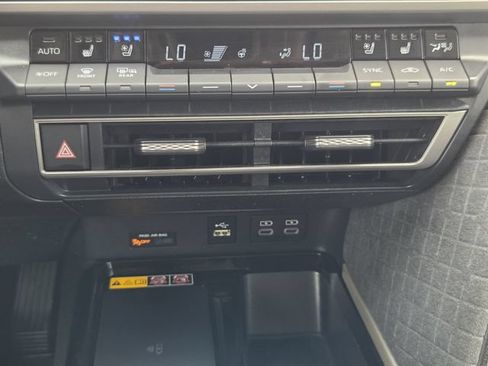 Used 2025 Toyota Camry XLE FWD image 17