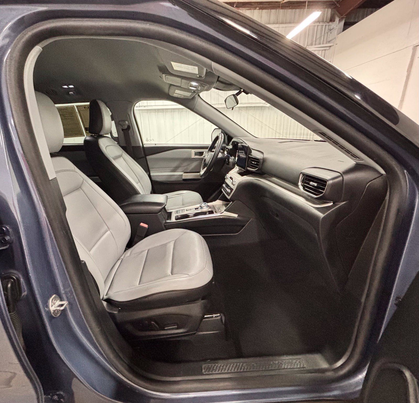 Used 2021 Ford Explorer XLT w/ Equipment Group 202A RWD image 18