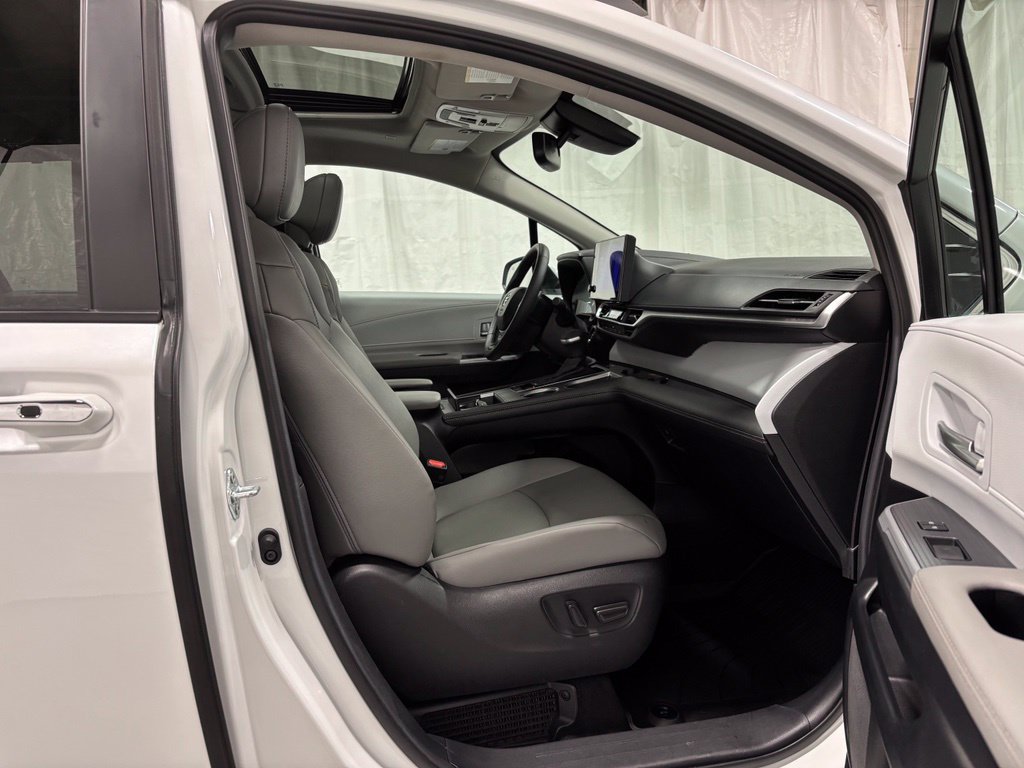 Used 2026 Toyota Sienna XLE FWD image 62
