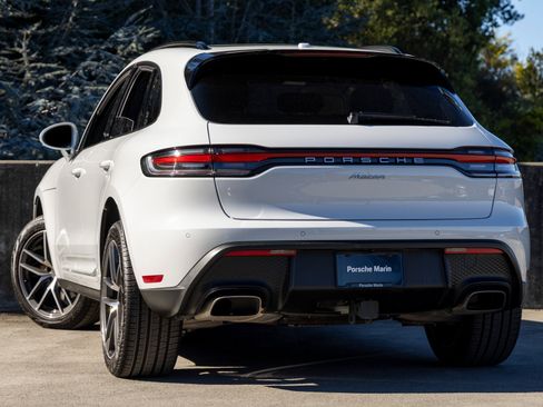 Certified 2025 Porsche Macan image 3