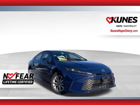 Used 2025 Toyota Camry LE image 1