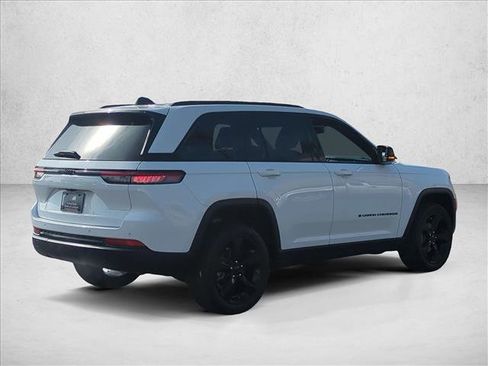 Used 2022 Jeep Grand Cherokee Altitude image 5