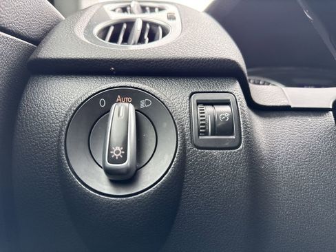 Used 2017 Volkswagen Tiguan S image 28