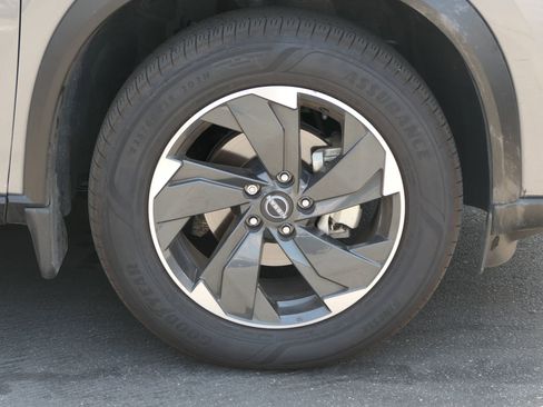Used 2024 Nissan Rogue SV FWD image 3
