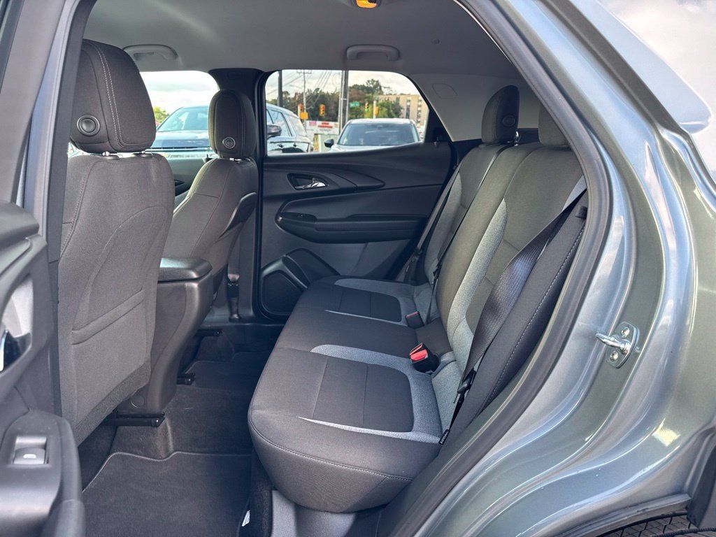Used 2025 Chevrolet TrailBlazer LT AWD/4WD image 27