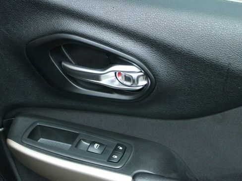 Used 2018 Jeep Cherokee Latitude w/ Safety Group image 10