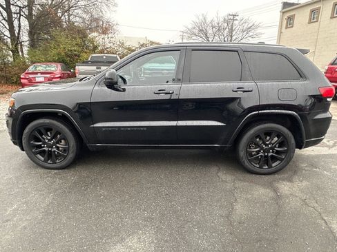 Used 2017 Jeep Grand Cherokee Altitude image 2