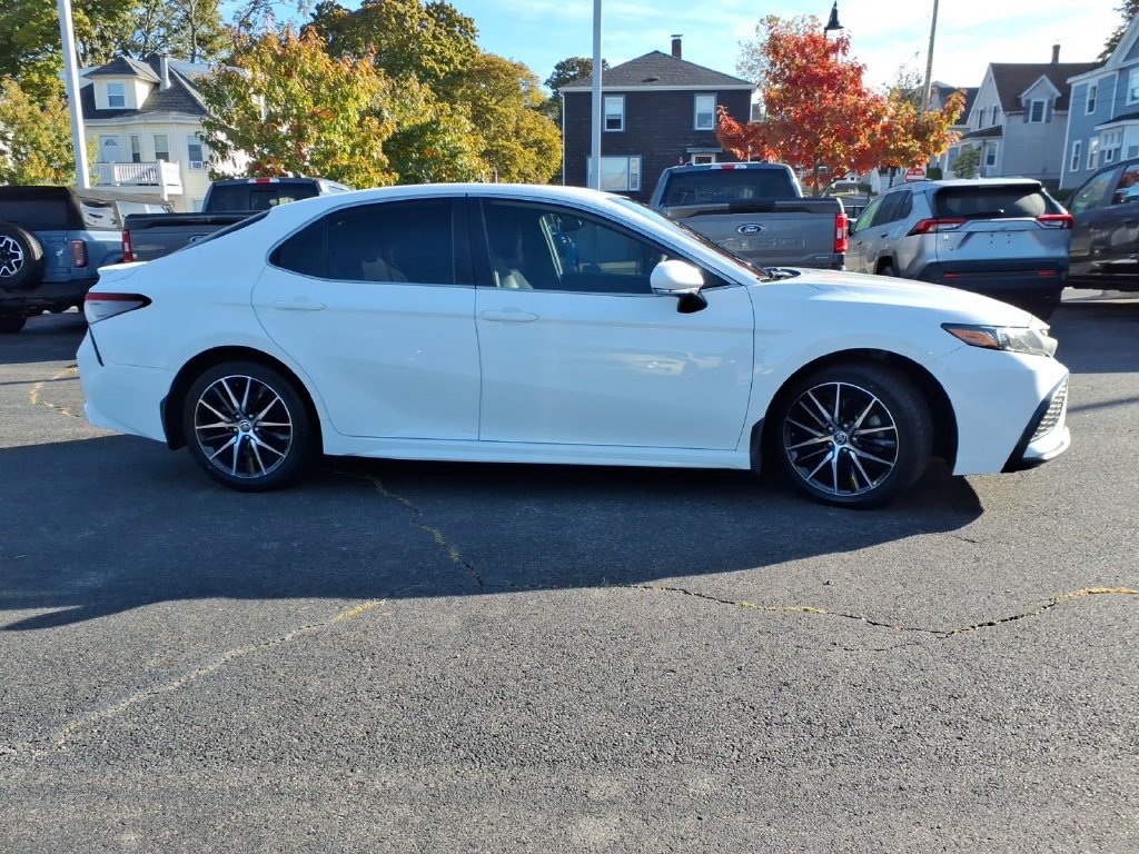 Used 2022 Toyota Camry SE w/ Cold Weather Package FWD image 5