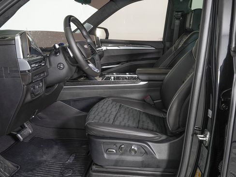 Used 2025 Cadillac Escalade V w/ LPO, ONYX Package image 17