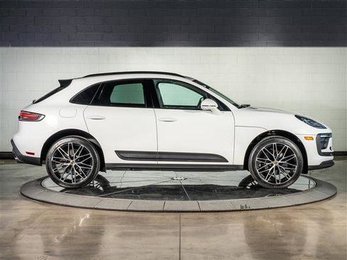 Certified 2026 Porsche Macan AWD/4WD image 8