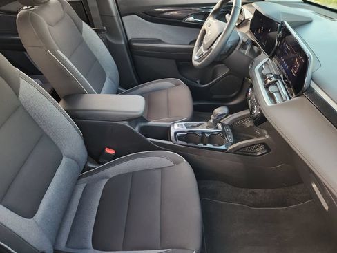 Used 2025 Chevrolet TrailBlazer LT w/ LT Cold Weather Package FWD image 16