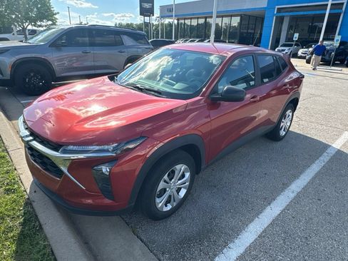 Certified 2024 Chevrolet Trax LS w/ Driver Confidence Package FWD image 2