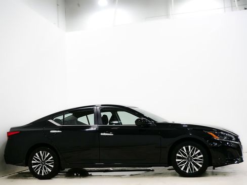 Used 2023 Nissan Altima 2.5 SV image 4
