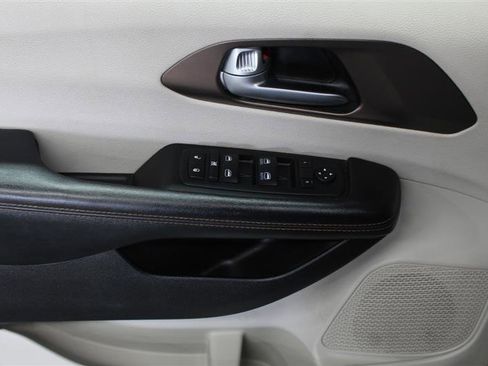 Used 2017 Chrysler Pacifica Touring-L image 15
