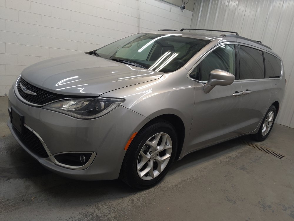 Used 2019 Chrysler Pacifica Touring Plus w/ Tire & Wheel Group FWD image 2