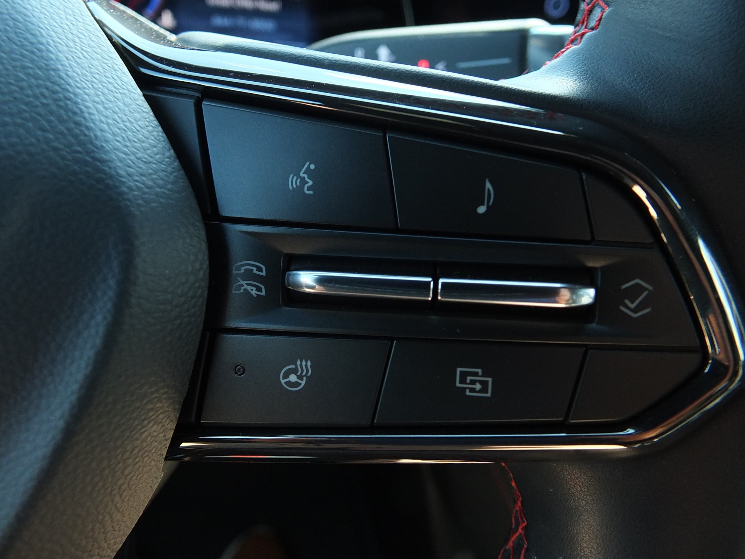 Used 2025 Chevrolet Traverse RS w/ LPO, Floor Liner Package FWD image 23