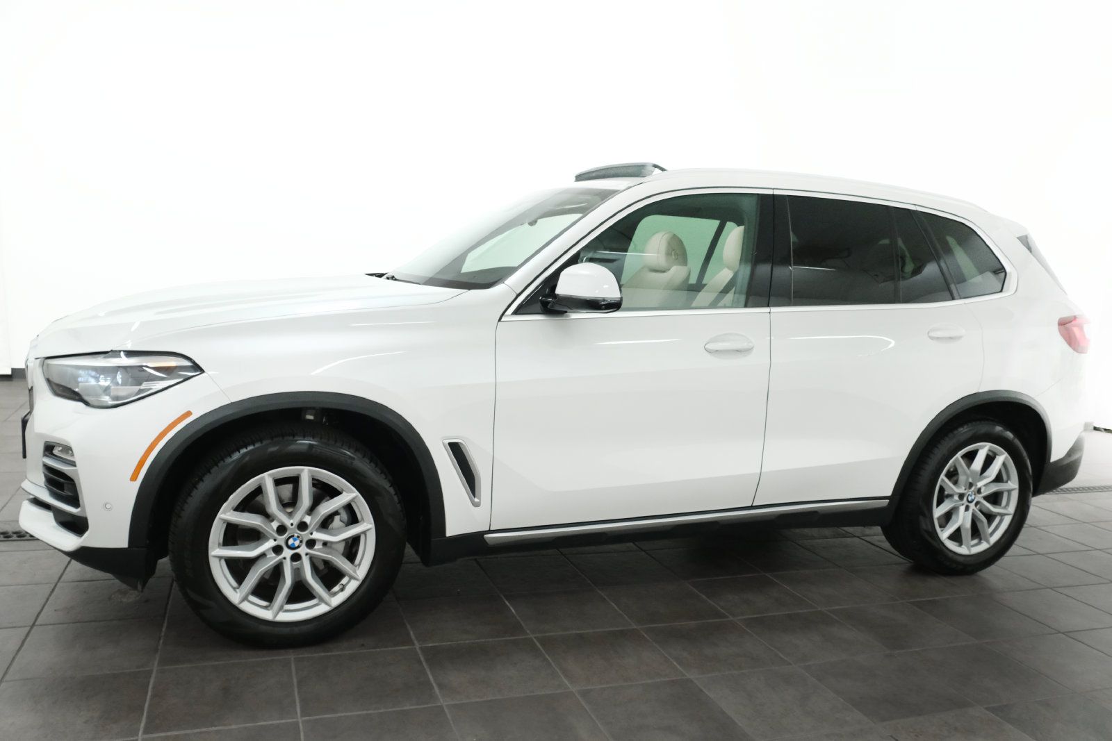 Used 2021 BMW X5 xDrive40i w/ Parking Assistance Package AWD/4WD image 2