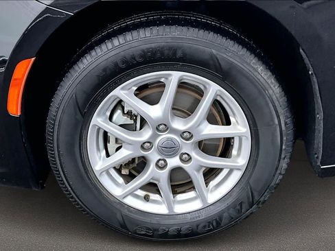 Used 2024 Chrysler Pacifica Touring-L image 8