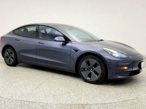 Used 2023 Tesla Model 3 Standard Range image 3