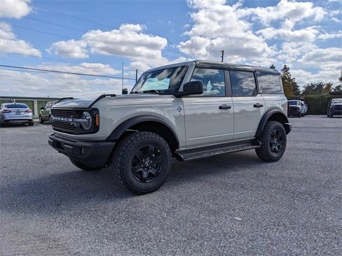 New 2025 Ford Bronco Outer Banks w/ Black Appearance Package image 8