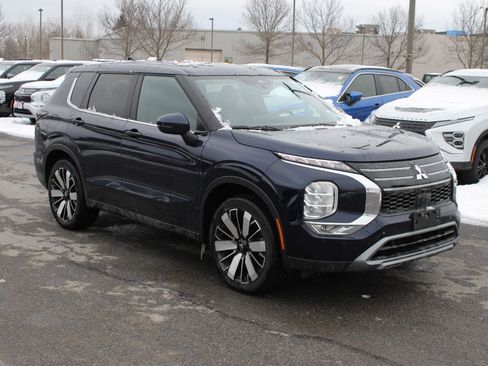 Used 2025 Mitsubishi Outlander SE image 3