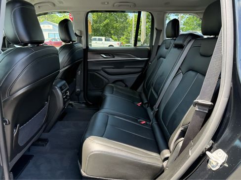 Used 2023 Jeep Grand Cherokee Limited w/ Black Appearance Package AWD/4WD image 23
