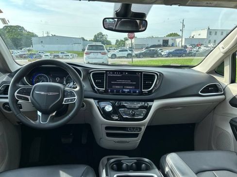 Used 2024 Chrysler Pacifica Touring-L FWD image 5