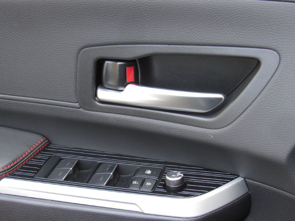 Used 2025 Toyota Sienna XSE AWD/4WD image 40