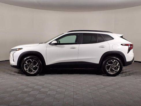 Used 2025 Chevrolet Trax LT w/ LT Convenience Package FWD image 4