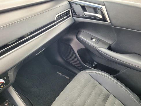 Used 2024 Mitsubishi Outlander SE image 13