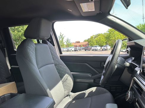 Used 2025 Toyota Tacoma SR5 AWD/4WD image 15