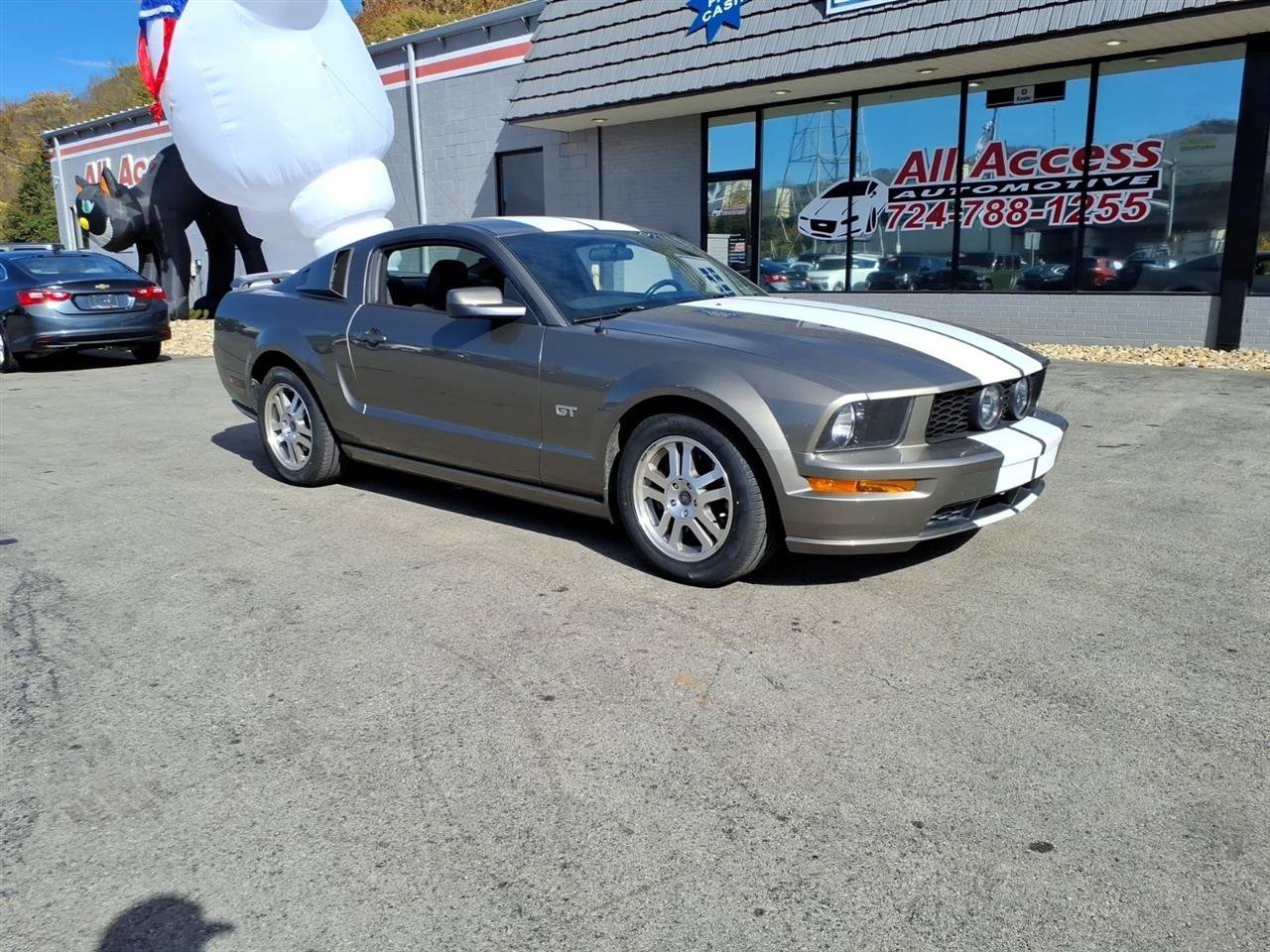 Used 2005 Ford Mustang GT RWD image 2