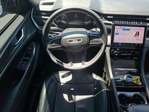 Used 2023 Jeep Grand Cherokee Limited w/ Luxury Tech Group II AWD/4WD image 24