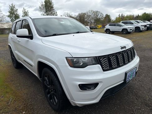 Used 2017 Jeep Grand Cherokee Altitude image 3