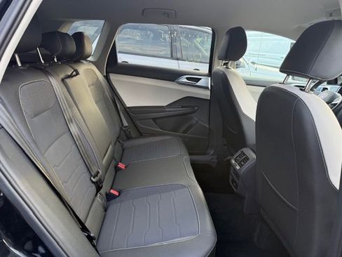 Used 2025 Volkswagen Taos SE image 9