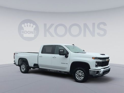 Used 2025 Chevrolet Silverado 2500 LT w/ Convenience Package AWD/4WD image 2