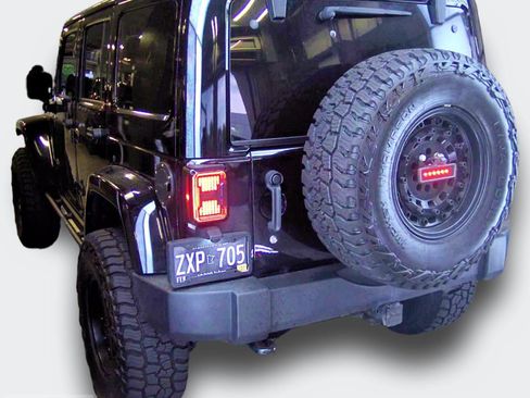Used 2015 Jeep Wrangler Unlimited Sahara w/ Dual Top Group AWD/4WD image 8