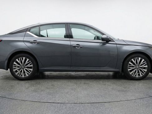Used 2025 Nissan Altima 2.5 SV FWD image 11
