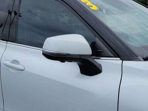 Used 2023 Toyota Highlander Limited image 9