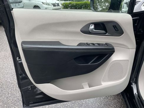Used 2022 Chrysler Pacifica Touring-L FWD image 16
