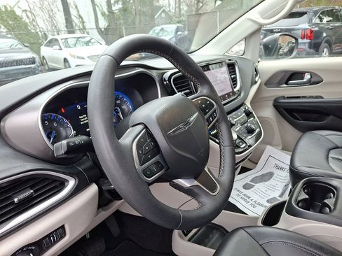 Used 2023 Chrysler Pacifica Touring-L image 25