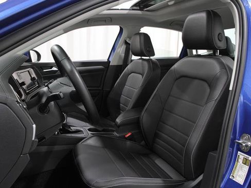 Certified 2023 Volkswagen Jetta SE w/ Panoramic Sunroof Package image 5