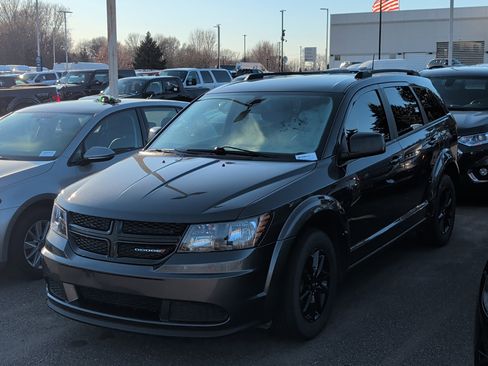 Used 2020 Dodge Journey SE w/ Blacktop Package image 2