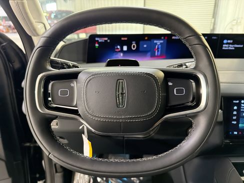 New 2026 Lincoln Navigator Premiere image 13