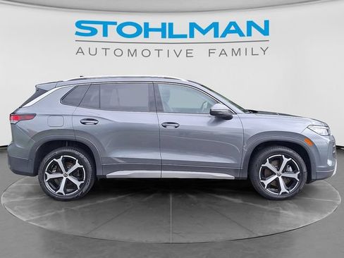 Used 2025 Volkswagen Tiguan SE w/ Panoramic Sunroof Package AWD/4WD image 4