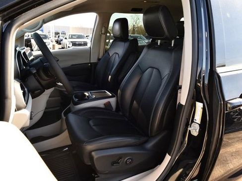 Used 2024 Chrysler Pacifica Select image 19