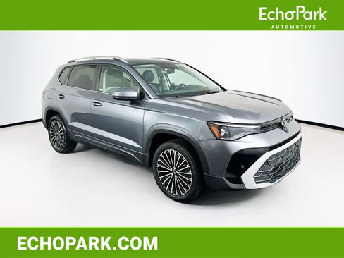 Used 2025 Volkswagen Taos SE FWD image 1