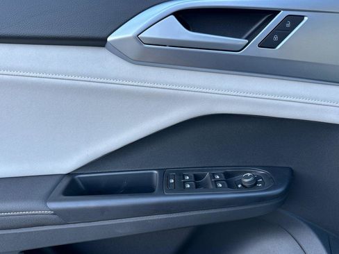 New 2026 Volkswagen Taos SE image 10