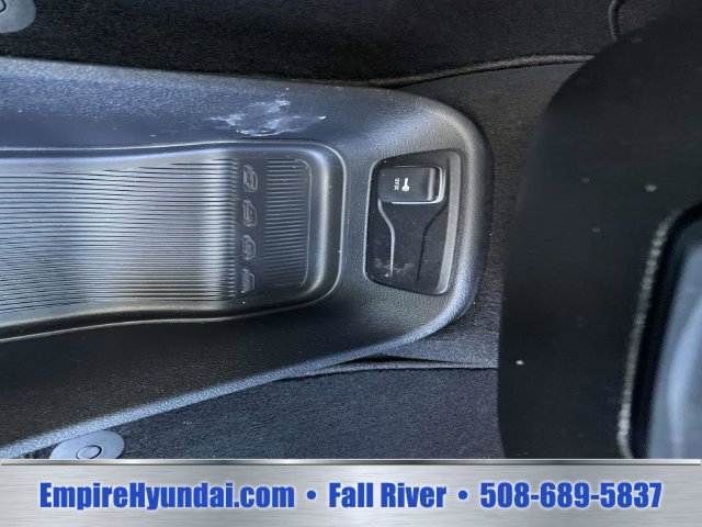 Used 2025 Chrysler Pacifica Select FWD image 32