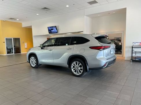 Used 2021 Toyota Highlander Limited AWD/4WD image 3